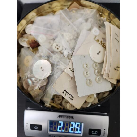 White Buttons of various shapes/sizes, new, vintage - Picture 2 of 5